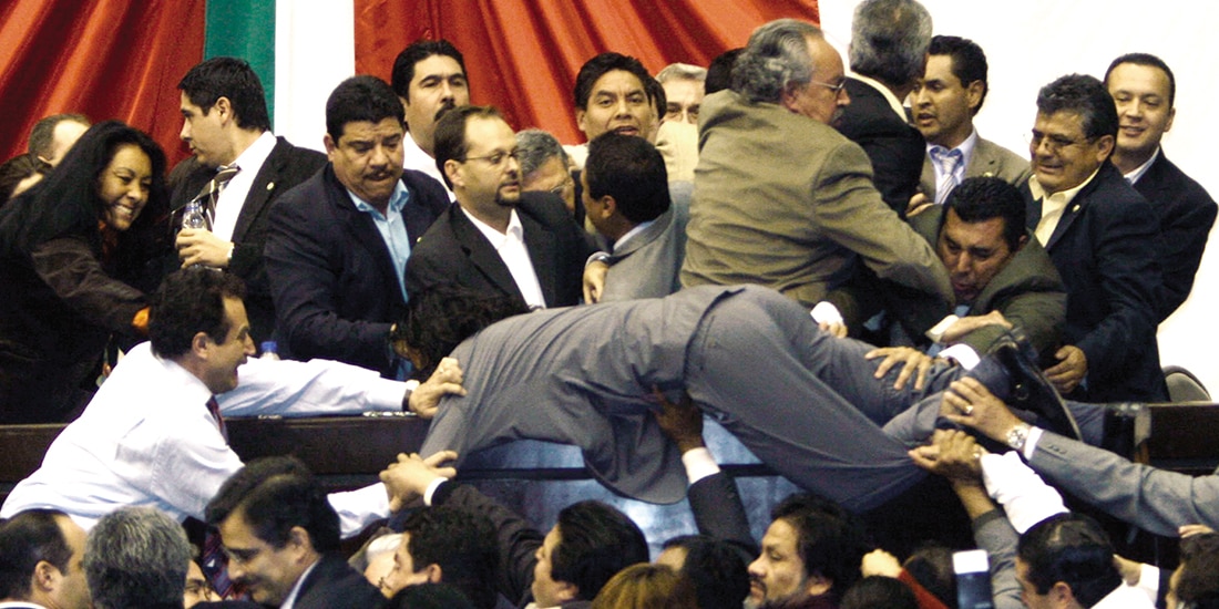 disputa de diputados durante toma de protesta de Felipe Calderón, en 2006.