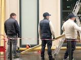 Trabajadores colocan barreras en comercios de París, ayer.
