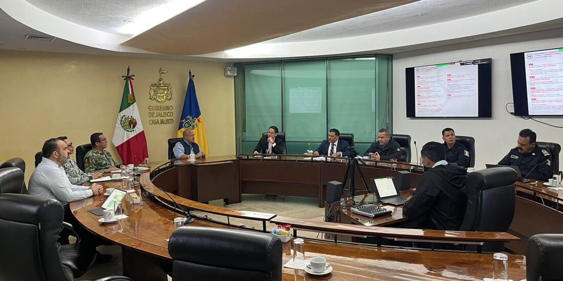 El Gobernador de Jalisco con integrantes de su gabinete.