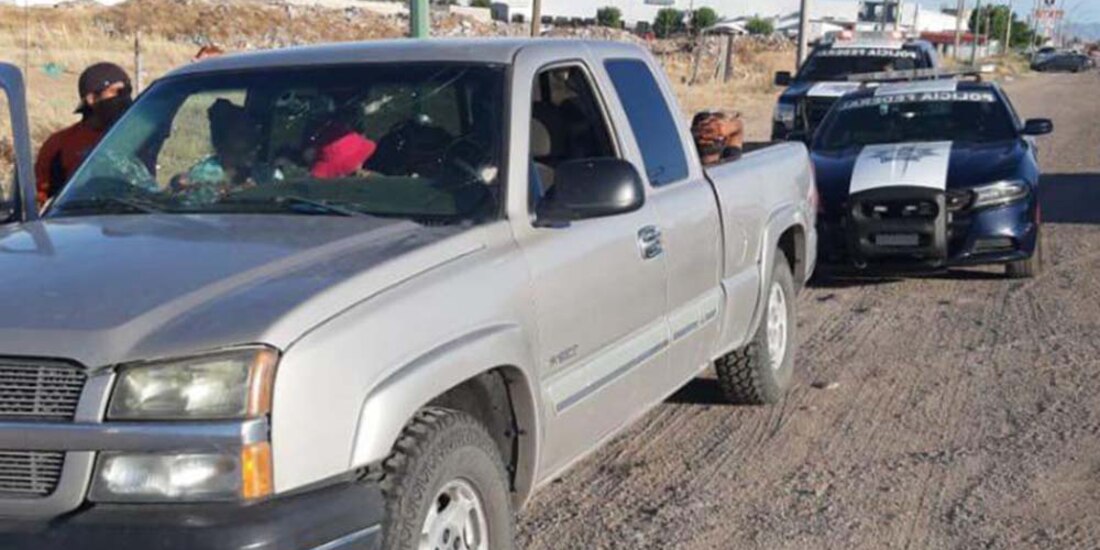 Elementos policiacos paran a la familia para notificarles la situación del menor.