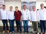 El gobernador Julio Menchaca Salazar supervisó las maniobras de nivelación en los caminos de la franja norte.