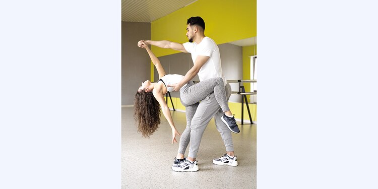 Rutinas de baile ayudan a mejorar la condición fisica.