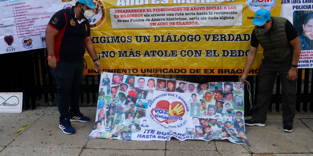 Integrantes de diversos fideicomisos y familiares de desaparecidos se manifiestan afuera del Senado de la República.