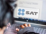 El SAT te permite deducir un límite en colegiaturas de tus hijos.