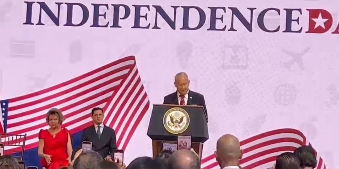 Ronald Johnson, durante la conmemoración por la Independencia de Estados Unidos
