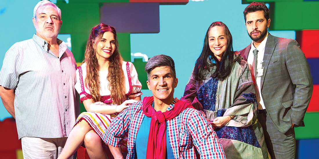 El elenco de la obra, encabezado por Lola Cortés y Quecho Muñoz.