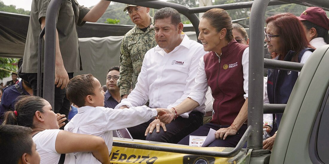 La Presidenta Claudia Sheinbaum y Alejandro Armenta, gobernador de Puebla, ayer en recorrido.