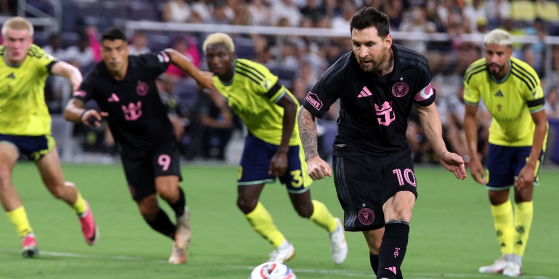 Leo Messi tirando su penalti ante el Nashville.