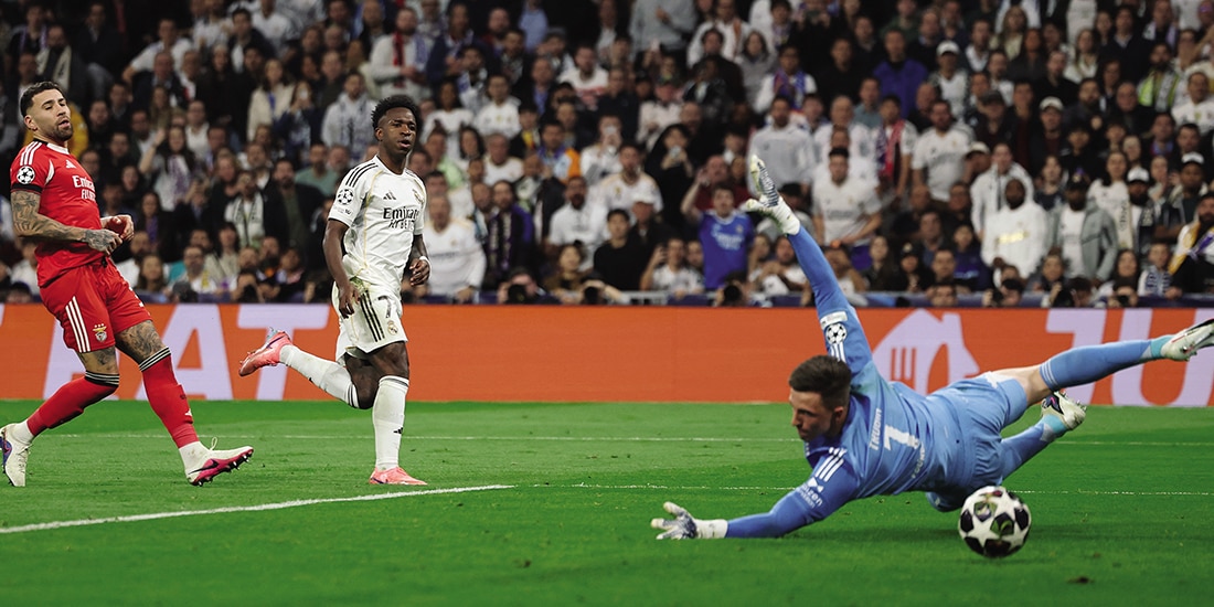 Vinícius Júnior observa cómo entra la pelota en el duelo de ayer, de Champions.