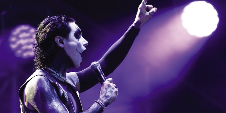 Black Veil Brides pusieron a corear al público.