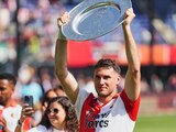 El delantero mexicano Santiago Giménez celebra el título de la Eredivisie de Países Bajos con el Feyenoord