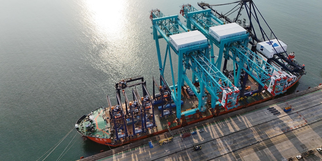 La nueva grúa ZPMC Super Post Panamax permite operar buques de hasta 24 filas de contenedores.