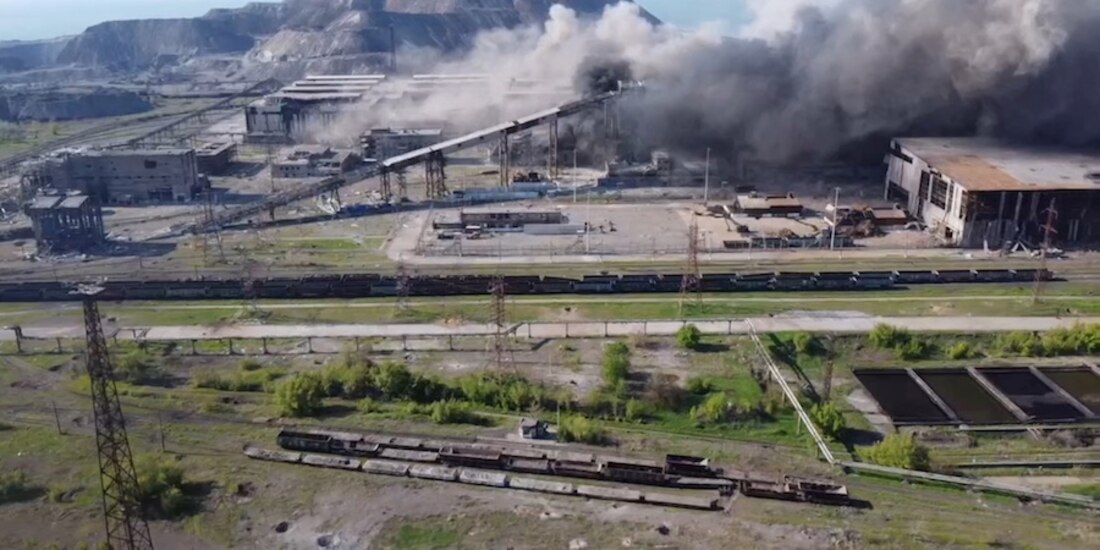 El humo en las instalaciones de la acerera muestra los intensos ataques en la región, por tercer día consecutivo.