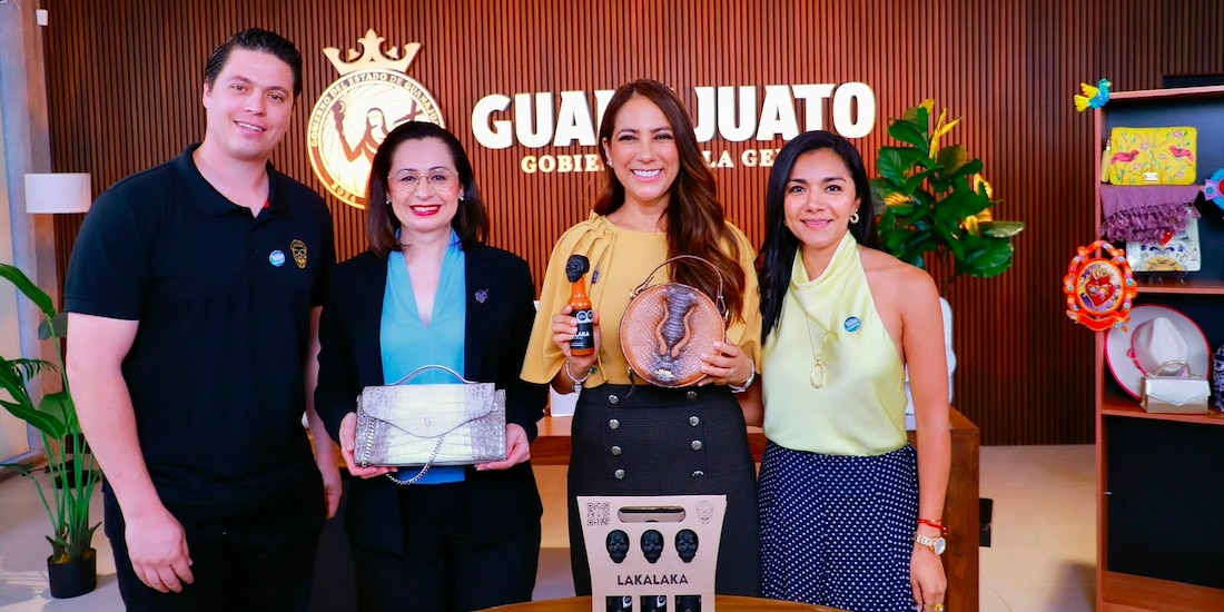 La Gobernadora Libia Dennise García Muñoz Ledo junto a la Secretaria de Economía, Claudia Cristina Villaseñor, y jóvenes emprendedores durante la emisión de Conectando con la Gente.