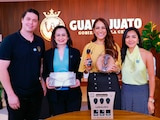 La Gobernadora Libia Dennise García Muñoz Ledo junto a la Secretaria de Economía, Claudia Cristina Villaseñor, y jóvenes emprendedores durante la emisión de Conectando con la Gente.
