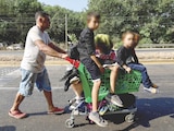 Un migrante hondureño lleva a sus hijos en un carrito, ayer, en Chiapas.