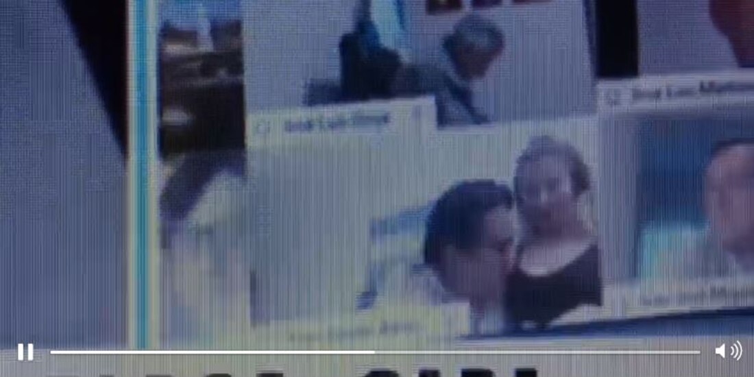 Momento en que el diputado manosea a una mujer en sesión virtual.