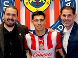 Erick Gutiérrez firma su contrato con Chivas