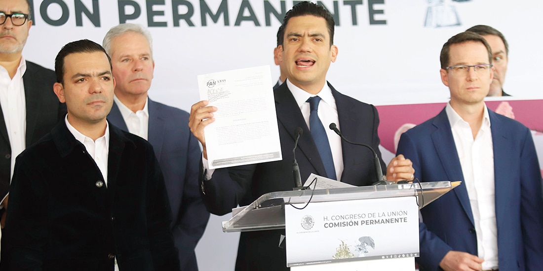 Dirigentes y legisladores del blanquiazul, ayer, en conferencia de prensa.