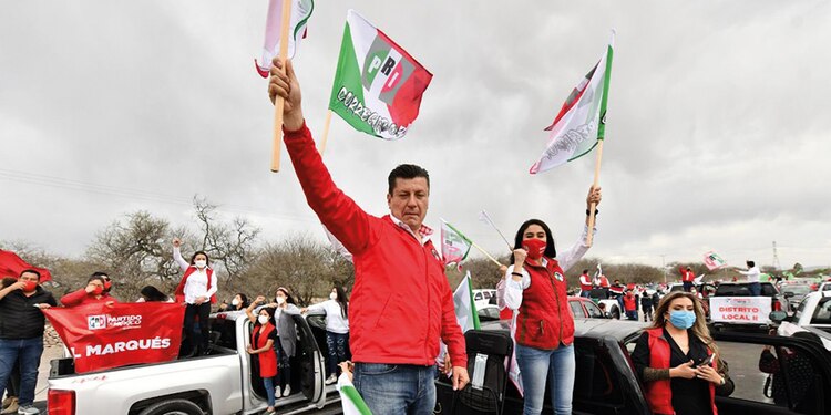 La militancia priista acude al llamado “auto-mitin”, en Querétaro.