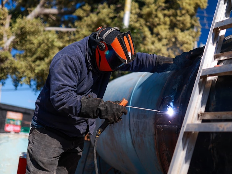 Un trabajador realiza trabajos de soldadura en una obra de Baja California.