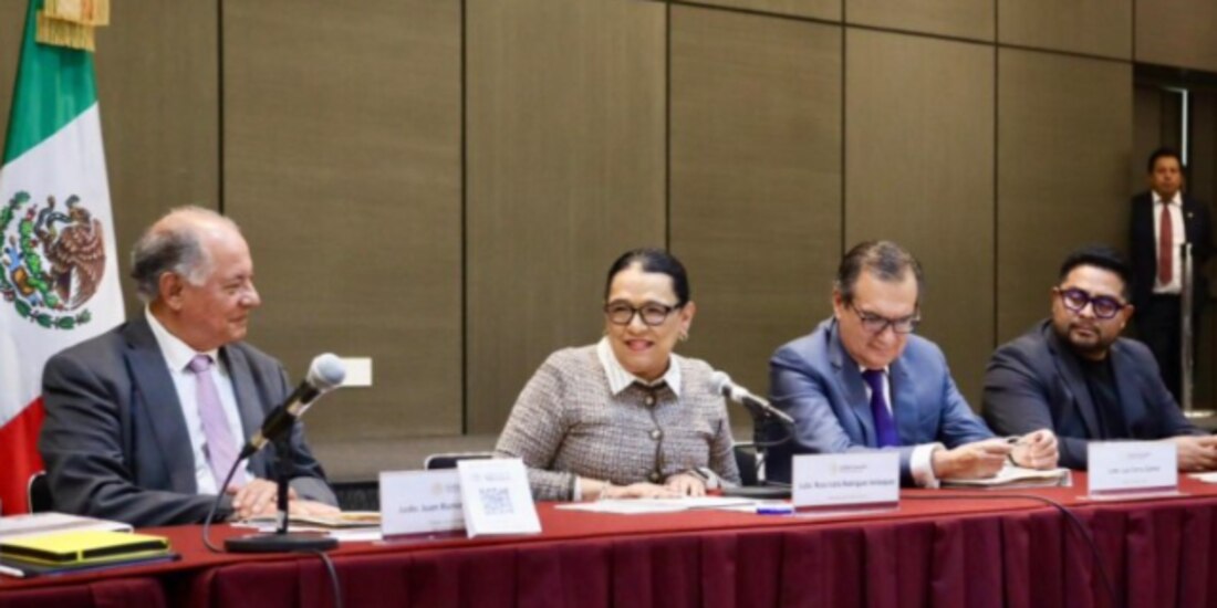 Rosa Icela Rodríguez (2.a de izq a der.), ayer, durante el encuentro con Legisladores de la Administración Pública.
