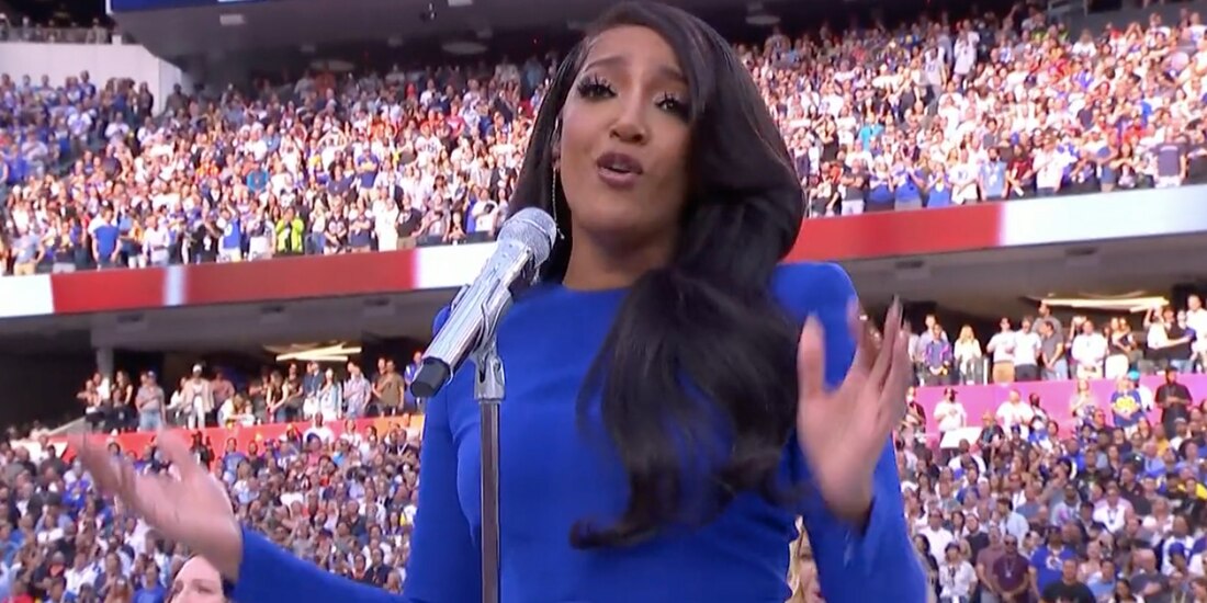 Mickey Guyton, estrella del country, entonó el himno Estados Unidos en Super Bowl LVI de la NFL. 