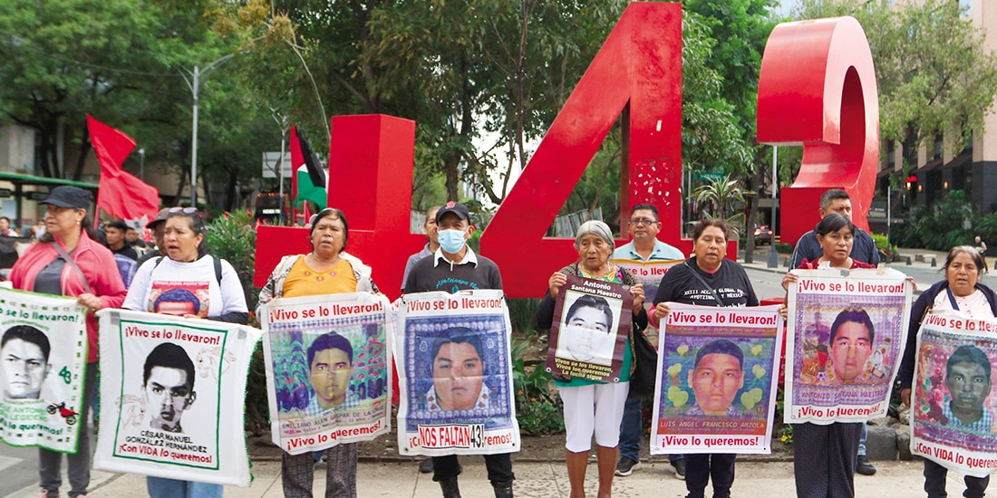 Claudia Sheinbaum se reúne con padres de los 43 normalistas de Ayotzinapa.