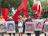 Claudia Sheinbaum se reúne con padres de los 43 normalistas de Ayotzinapa.