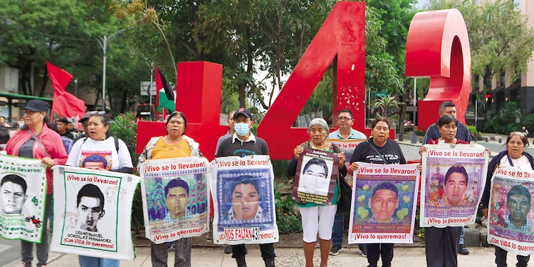 Padres y madres de los 43 estudiantes desaparecidos en Ayotzinapa.
