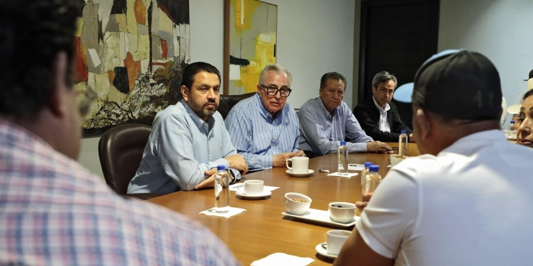 El gobernador de Sinaloa, Rubén Rocha (2.o de izq. a der.), ayer, en reunión con productores.