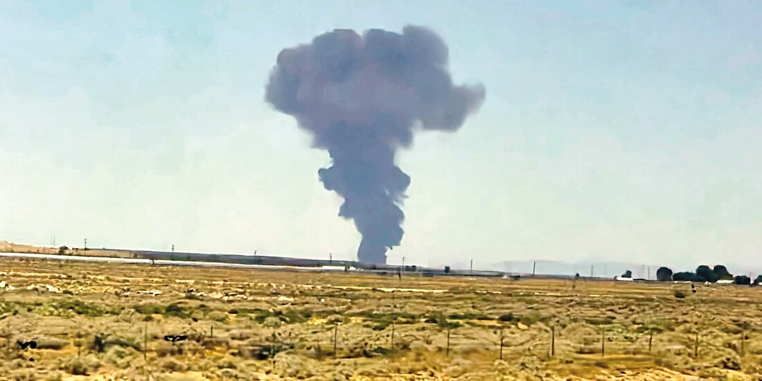 Columnas de humo del bombardero que se estrelló en el sur de California, ayer.