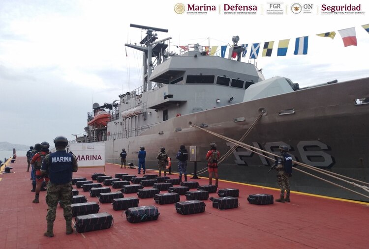 Embarcaciones de la Marina desplegadas durante el operativo en costas de Guerrero.
