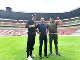 Julio César Chávez, en junio pasado, acompañado de sus hijos Omar y Julio César en el Estadio Jalisco.