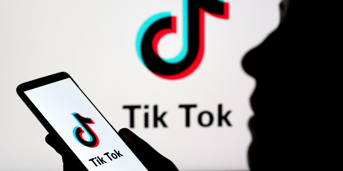 Un hombre sostiene un smartphone con el logo de la aplicación, en noviembre de 2019.