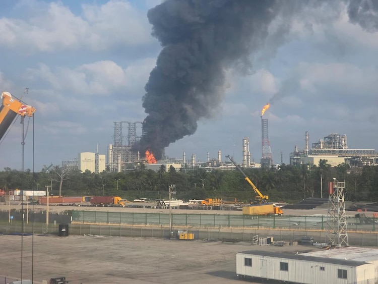Personal de Pemex y de la Secretaría de Marina controló el incendio registrado en el área de almacenamiento de coque de la Refinería Olmeca.