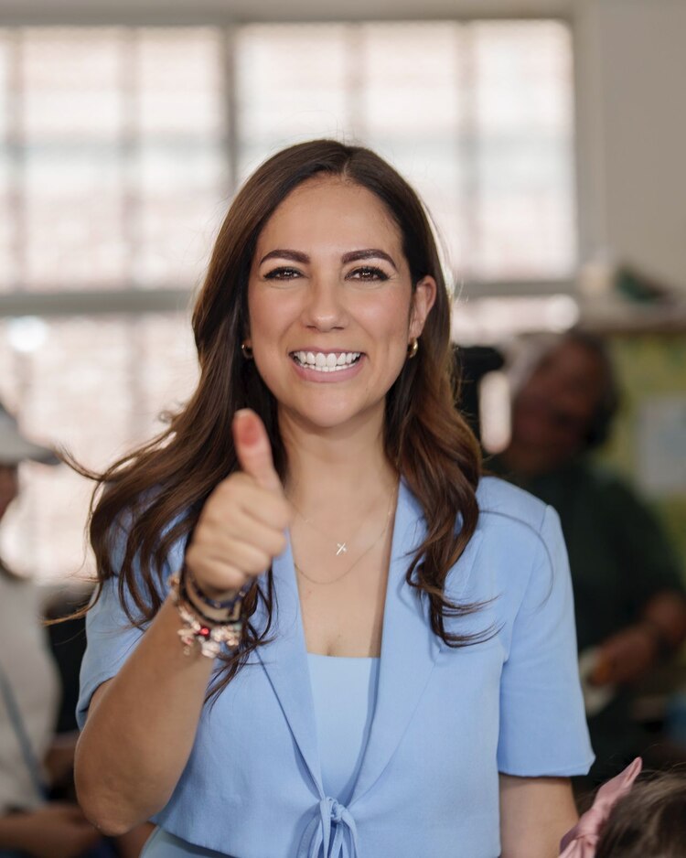 Libia García Muñoz Ledo, da fe de la emisión de su voto este medio día.