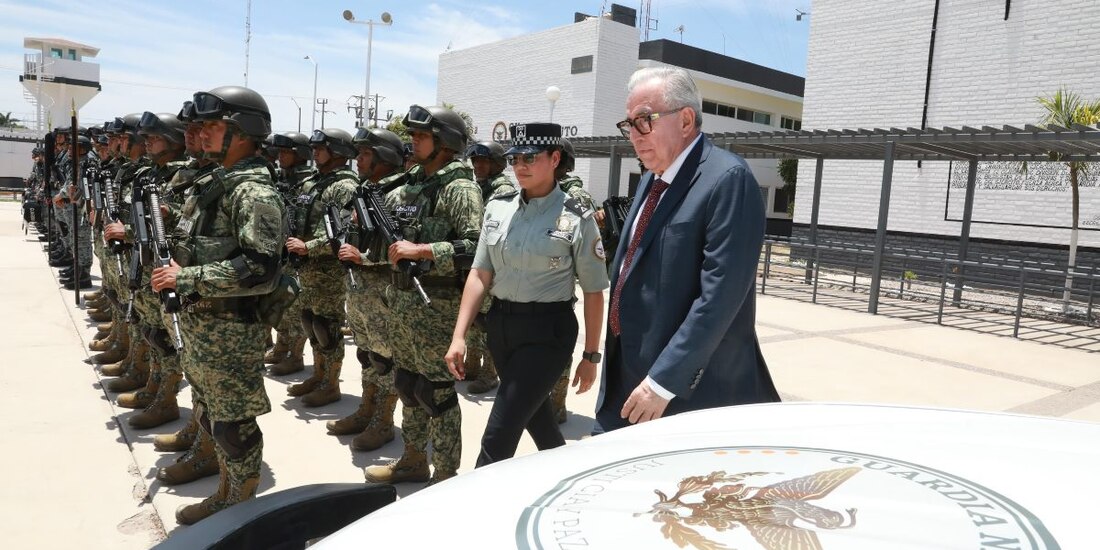 Rubén Rocha pasa revista en la inauguración de la 462/a Compañía de la Guardia Nacional.