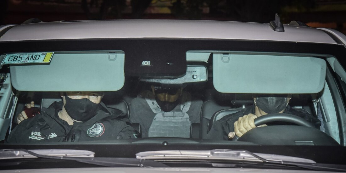 En la madrugada de este viernes, en un vehículo se captó a un hombre con cubrebocas, lo que se hizo pensar que era Emilio Lozoya.