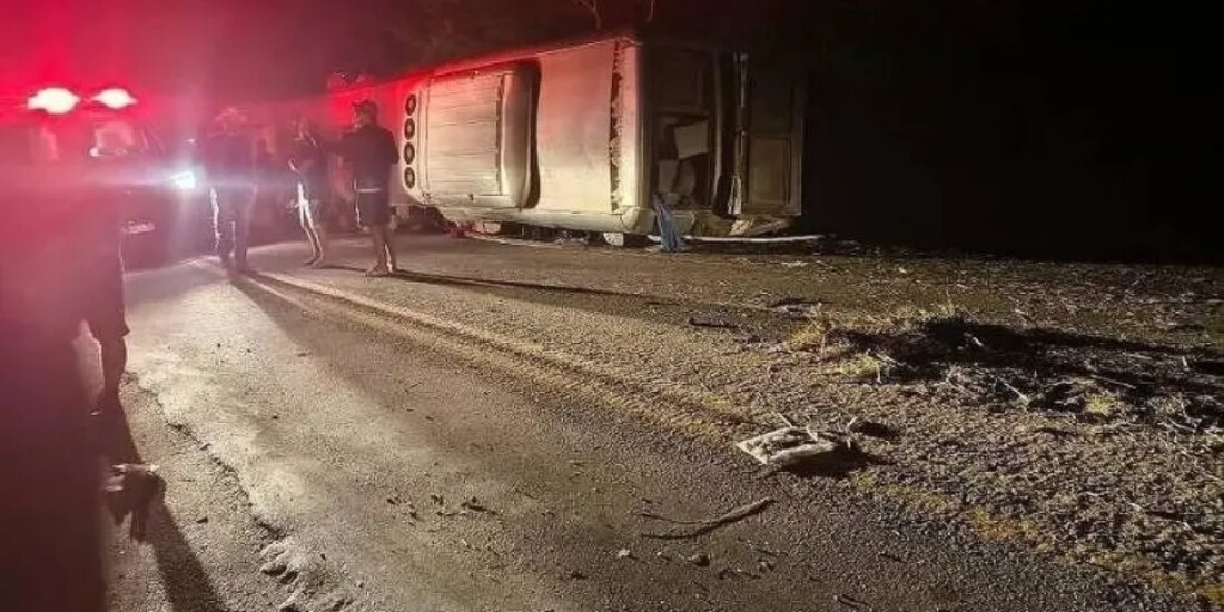 El autobús, que cubría la ruta entre Bahía y Pernambuco, se salió de la carretera y volcó; dejó un saldo de 15 personas sin vida.