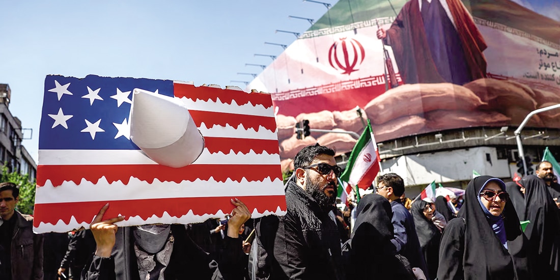 Gente protesta contra la guerra de EU e Israel contra Irán en Teherán, el 21 de abril.