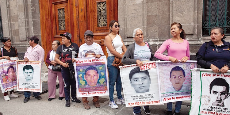 Familiares de los normalistas, antes de su entrada a Palacio Nacional, el 4 de septiembre.