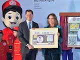 El Secretario de Relaciones exteriores y la directora general de la Lotería Nacional.