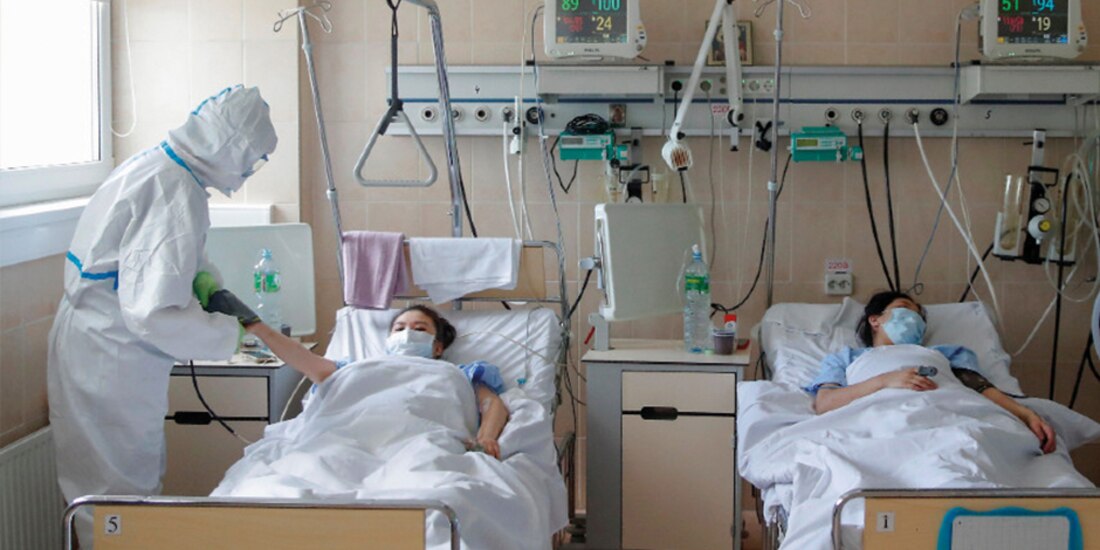 Foto del tratamiento que reciben las personas internadas por Covid-19.