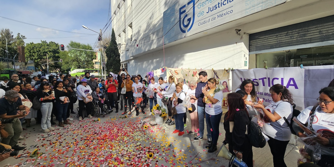 Jaqueline Palmeros e integrantes del colectivo Una Luz en el Camino, ayer, afuera de la Fiscalía local.