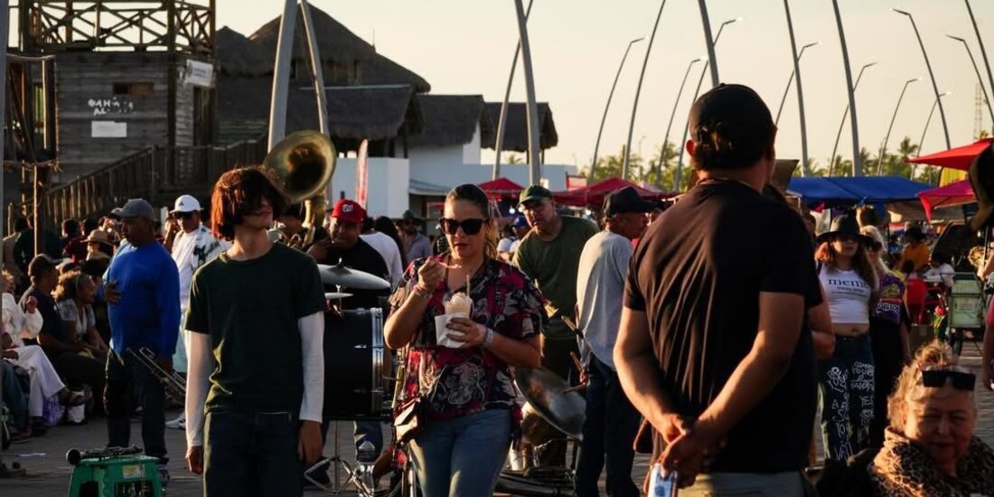 Miles de asistentes disfrutan del ambiente festivo durante la jornada inaugural del Altata Pachanga Fest en el malecón.