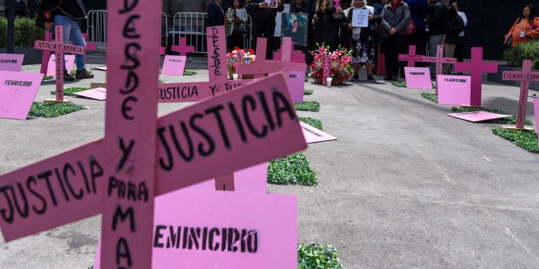 Familiares de una víctima de feminicidio montan un altar en el Estado de México.