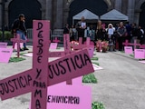Familiares de una víctima de feminicidio montan un altar en el Estado de México.