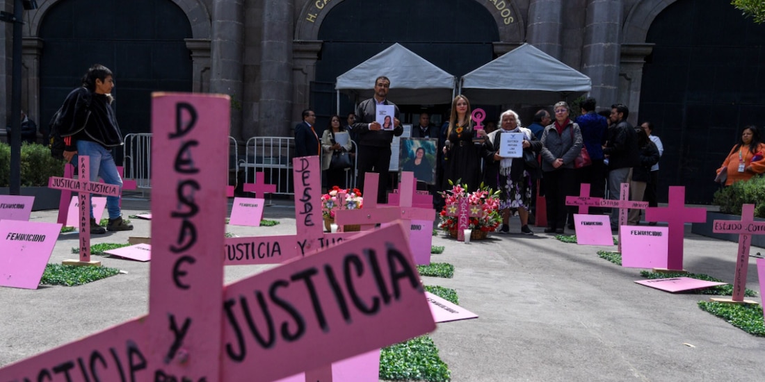 Familiares de una víctima de feminicidio montan un altar frente a la Cámara de Diputados del Estado de México, el pasado miércoles 25 de junio.