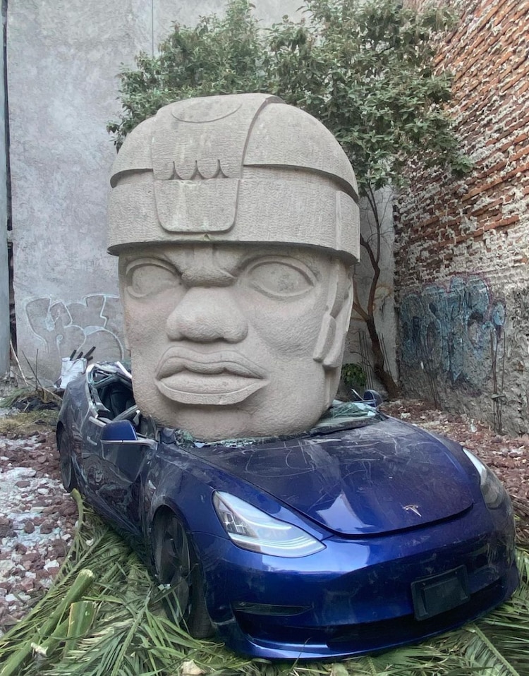 Esta es la cabeza Olmeca aplastando a un Tesla, cuyo autor es Chivis Mármol.